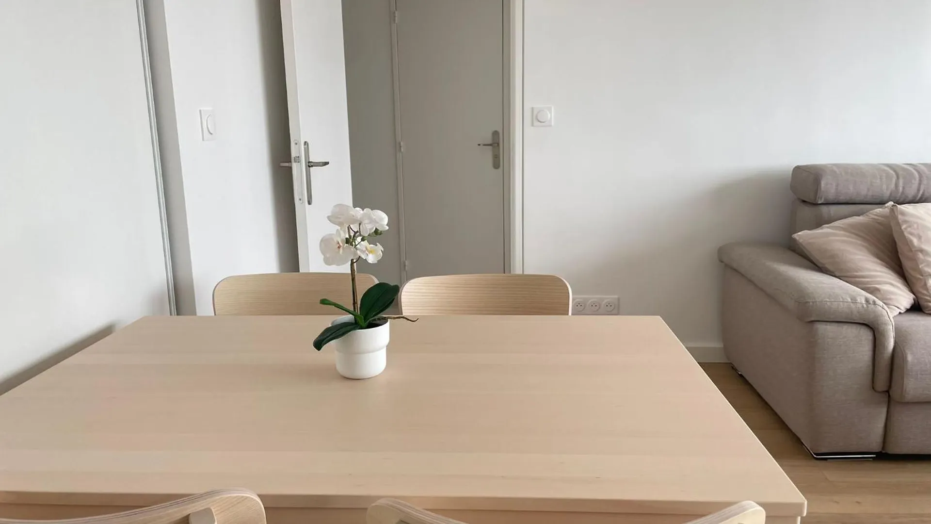 Apartment Le Pinky Bird Belleville Paris 20 France
